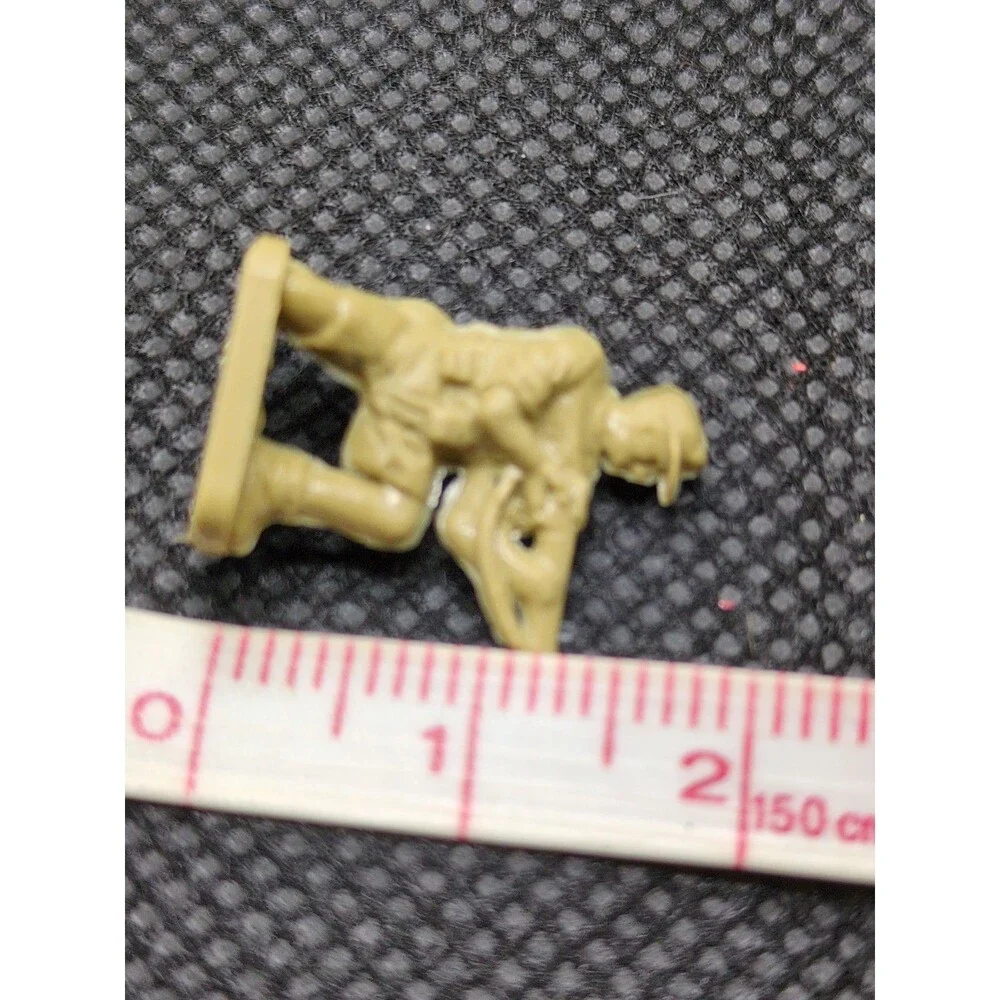 (33) Infantry Soldiers With Rifles Miniatures 1/72 Scale